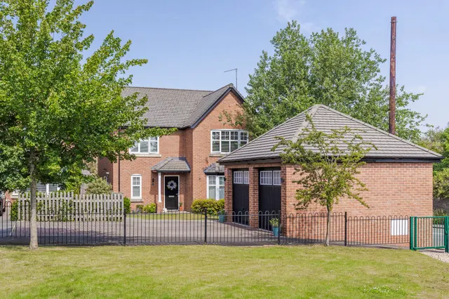 Georges Place, Tarporley, photo 1