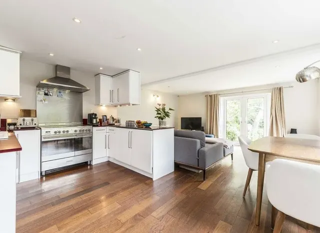 Photo 2 — Woodville Gardens, Ealing, W5