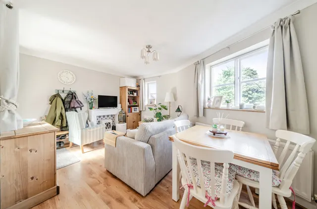 Raven Square, Alton, GU34, photo 1