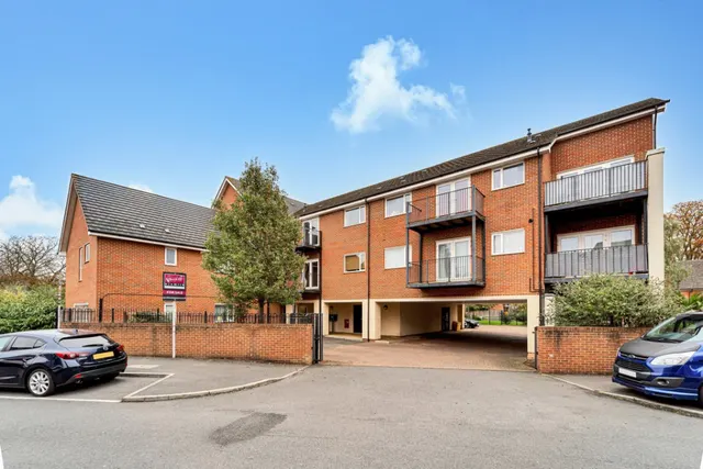 Shaw Close, Staines-upon-Thames, photo 1