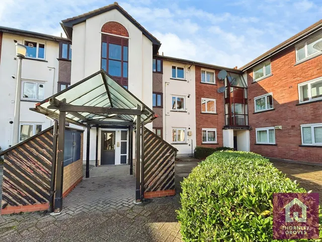 3 bedroom flat, Canterbury Gardens, Salford, M5