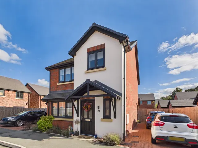Halifax Close, Higher Heath, photo 1