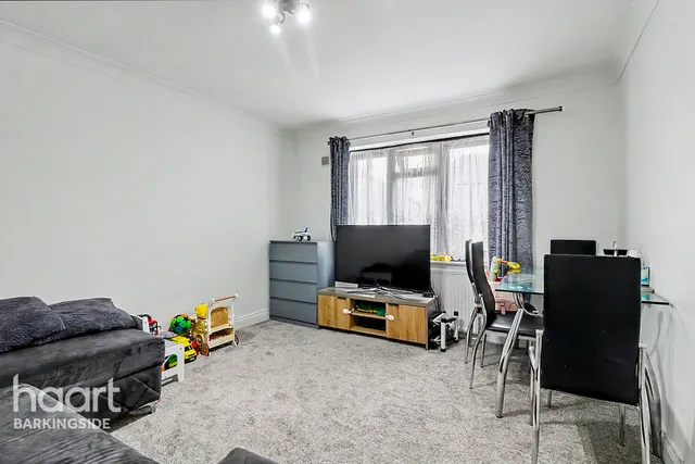Veronique Gardens, Barkingside, IG6, photo 2