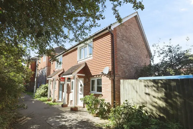 Barnfields Court, Sittingbourne, ME10, photo 1