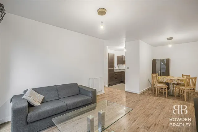 Parham Drive, Ilford, IG2, photo 1