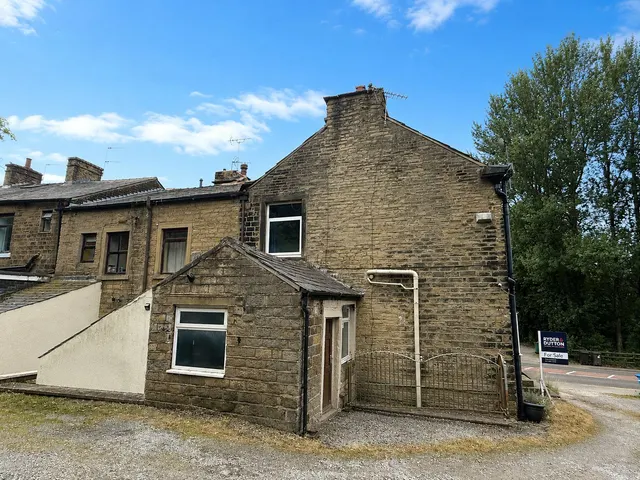Huddersfield Road, Waterhead, OL4, photo 1