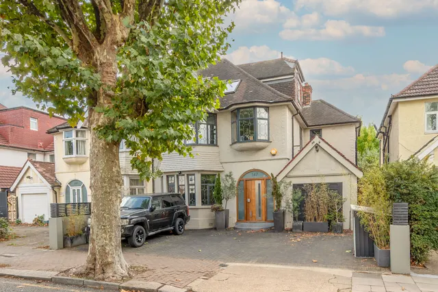 London, NW2, photo 3