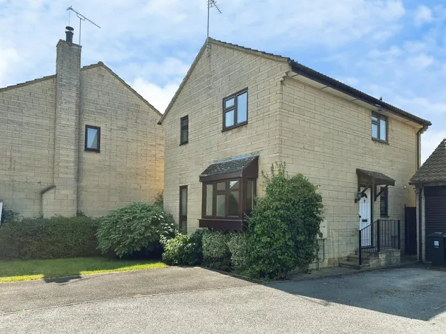 Photo 3 — Vayre Close, Chipping Sodbury, Bristol