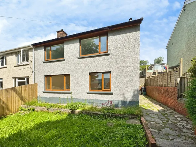 Welfare Avenue, Bryn, SA13, photo 1