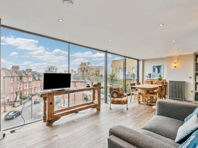 Prince Of Wales Drive, London, SW11, photo 1