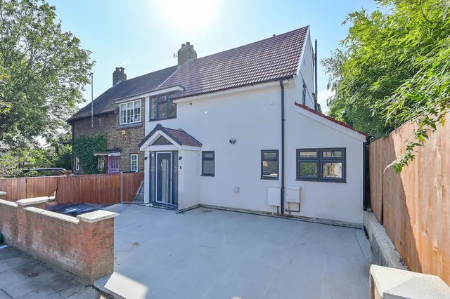 87 Brassie Avenue, London, photo 1
