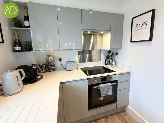 Photo 3 — Woodlands Court, Hoddesdon EN11 0QE