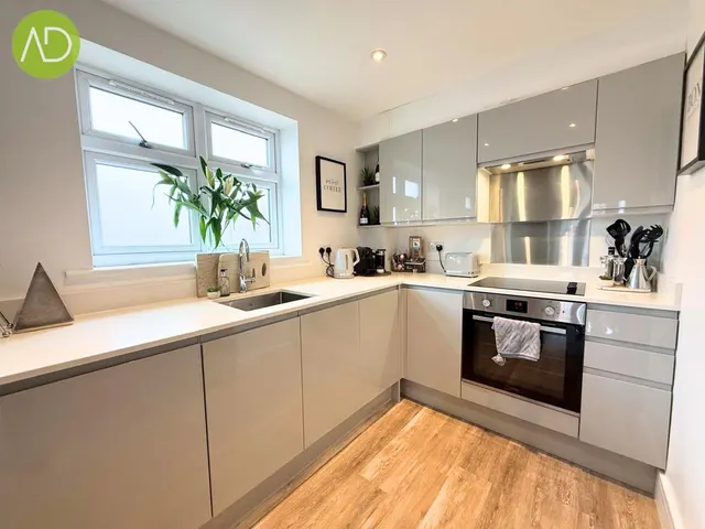 Photo 2 — Woodlands Court, Hoddesdon EN11 0QE