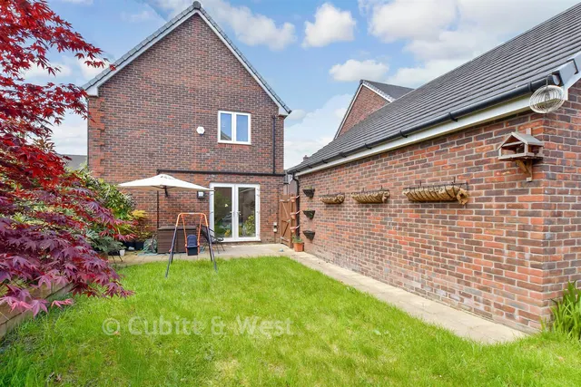 Eames Way, Crawley, RH10, photo 2