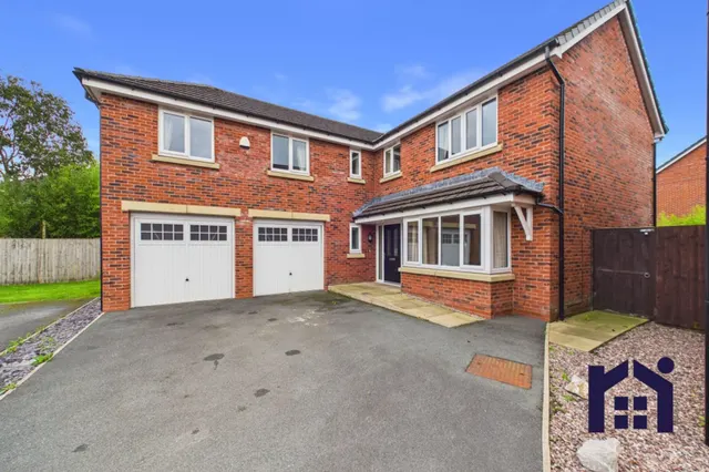 5 bedroom house — Willowbank Close, Farington Moss, Leyland, PR26 6QD