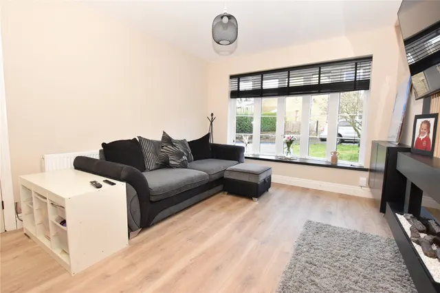 Woolley Close, Hollingworth, SK14, photo 2