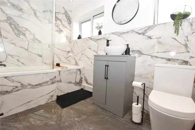 Woolley Close, Hollingworth, SK14, photo 3