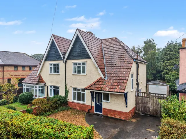 3 bedroom house, Church Road, Ashley Cross, BH14