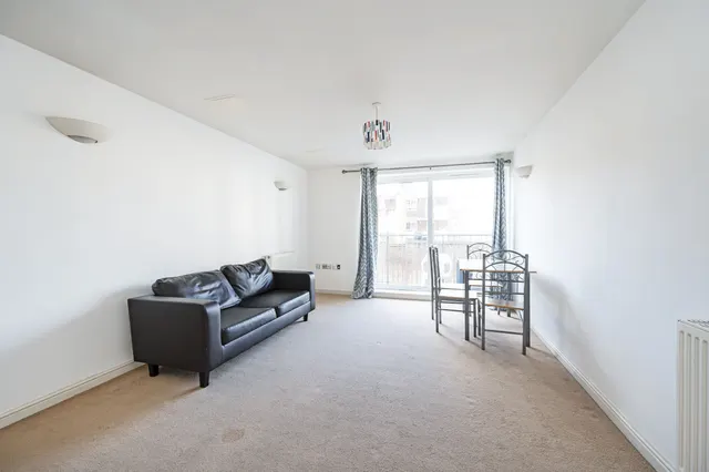 London, E15, photo 2