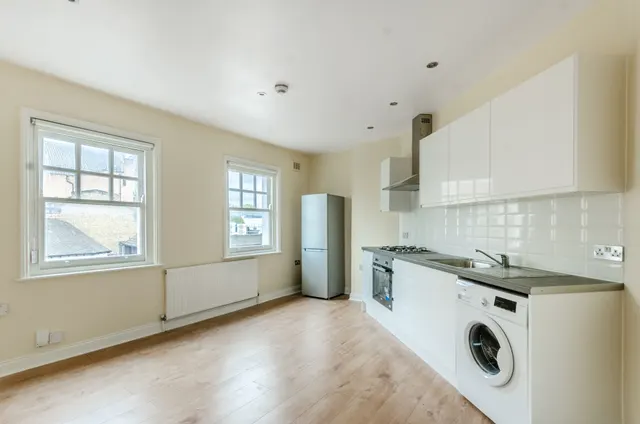 London, SW17, photo 1