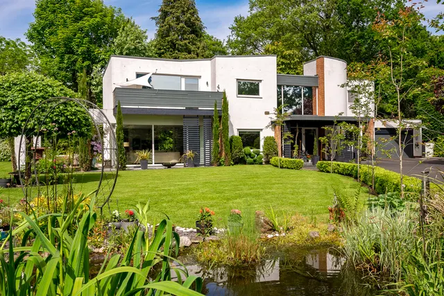 Broad Lane, Hale, WA15, photo 1