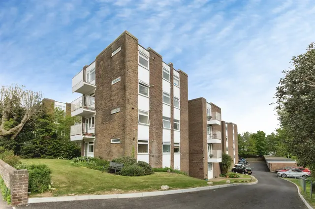 2 bedroom flat — Mountfield Road, LEWES
