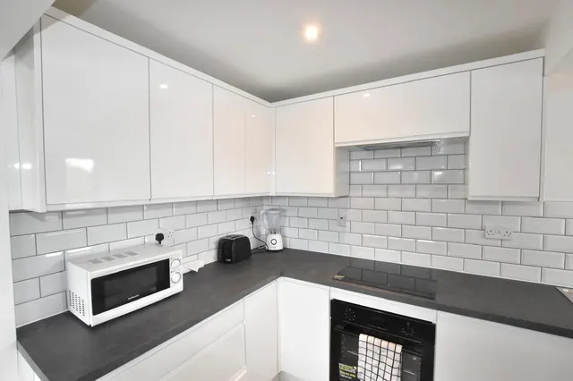 Photo 2 — Ridgeway Close, Heathfield, TN21 8NS