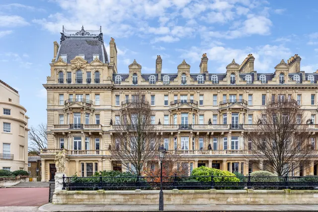 5 bedroom flat — Cambridge Gate, Regent's Park, London