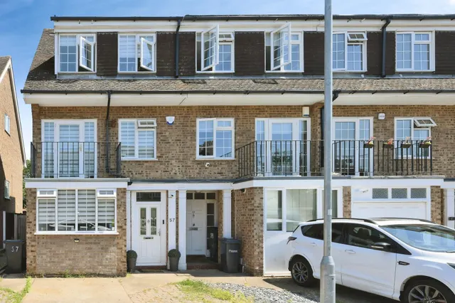 Taylors Avenue, Hoddesdon, photo 1