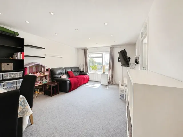 Photo 3 — Elizabeth Close, Bracknell, Berkshire, RG12 9SY