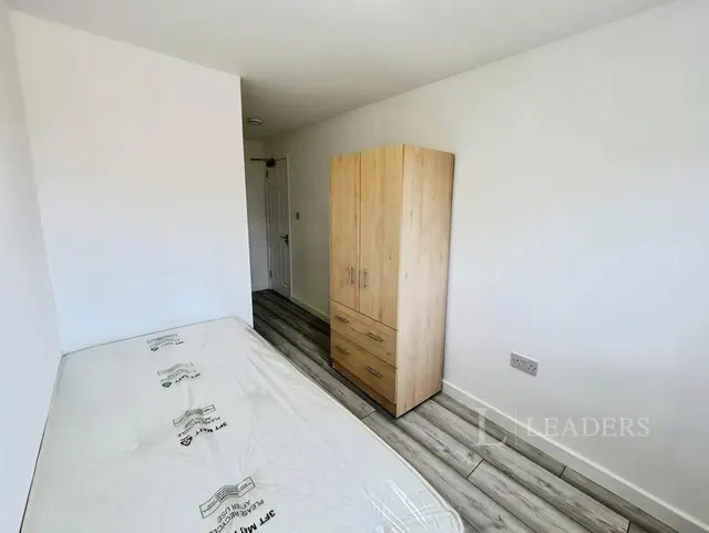 Rochford Drive, Luton, LU2, photo 2