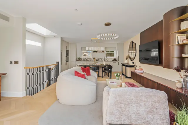 Photo 3 — Drayson Mews, Kensington, London