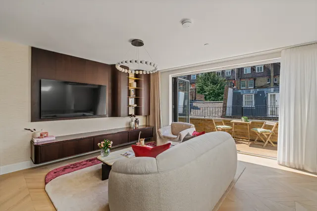 Photo 2 — Drayson Mews, Kensington, London