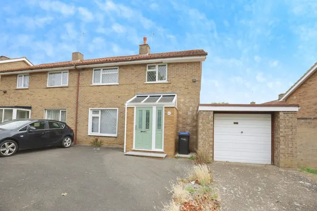 Avon Drive, Northampton, photo 1