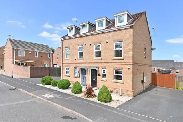 Cricklewood Drive, Tunstall, Stoke-on-Trent, photo 1