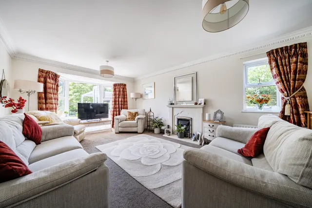 Photo 3 — Greenacres Drive, Winchester, SO21