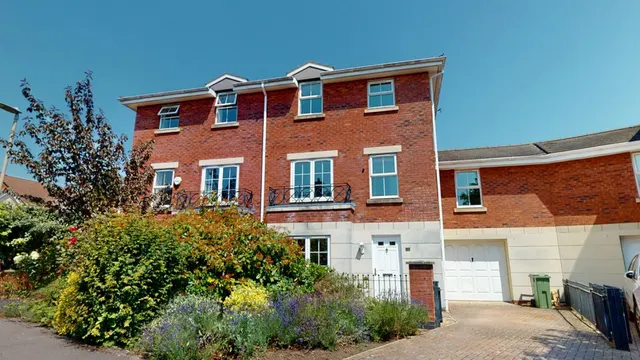 Brosnan Drive, Cheltenham, photo 1
