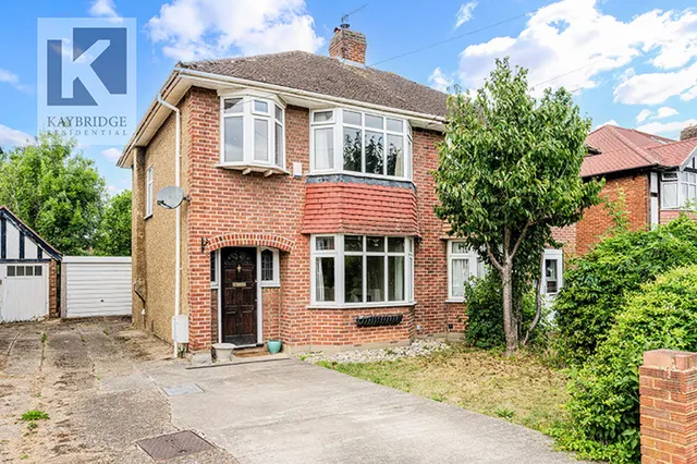 Cheshire Gardens, Chessington, KT9, photo 1