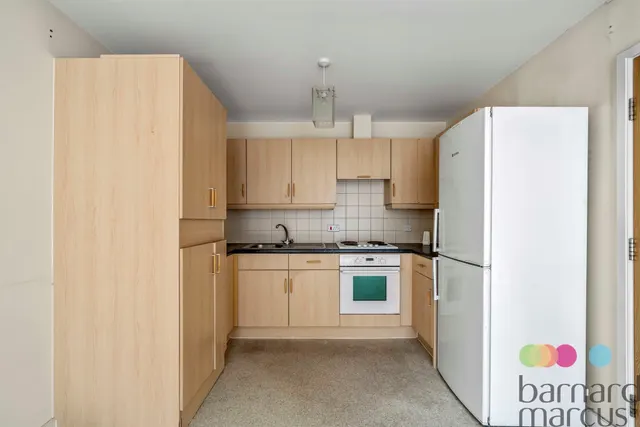 Boulevard Drive, London, NW9, photo 2