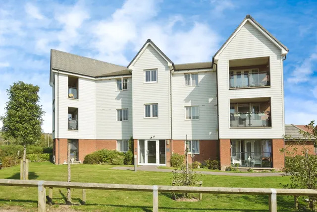 Photo 3 — 14 Nickolls Road, Hythe