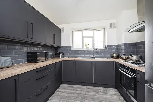 Photo 3 — 19 Armsby House, Stepney Way, London