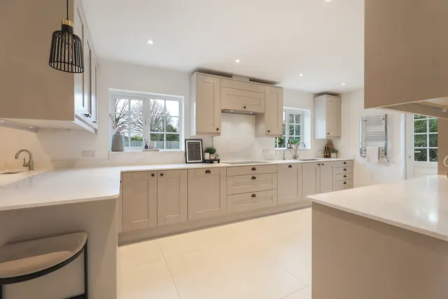 Woodroyd Avenue, Horley, RH6, photo 2