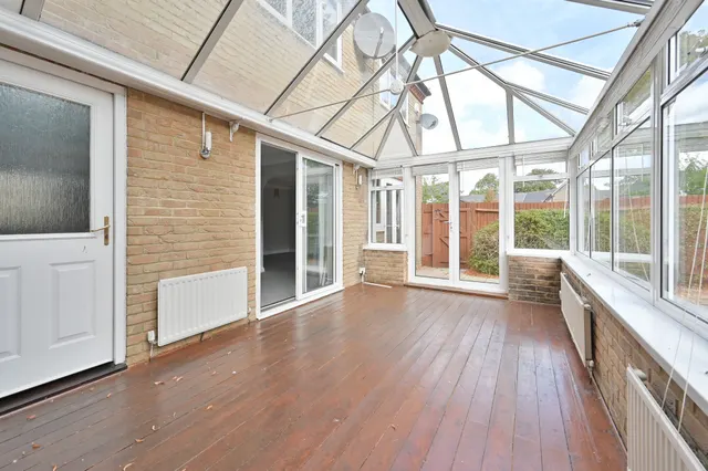 Photo 3 — 46 Norbury Avenue, Watford