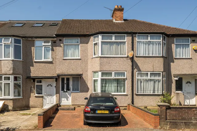 89 Whitefriars Avenue, Harrow, photo 1