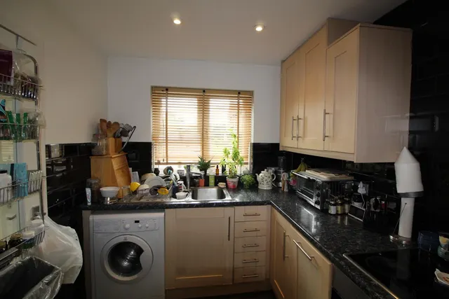 Photo 3 — Englefield Close, Englefield Green, Egham, Surrey, TW20 0SE