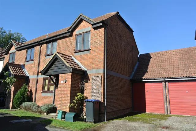 Englefield Close, Englefield Green, Egham, Surrey, TW20 0SE, photo 1