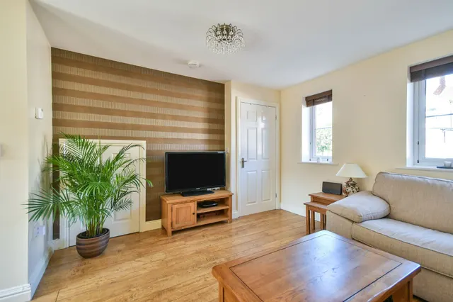 Town Centre, SN1, photo 3