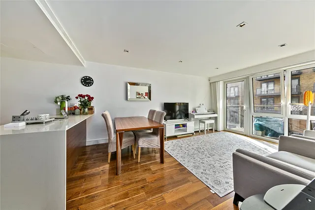 Kew Bridge Road, Brentford, TW8, photo 1