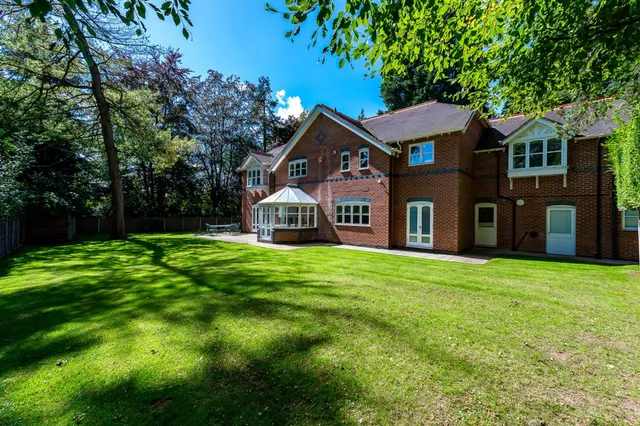 Hale, Altrincham, photo 1