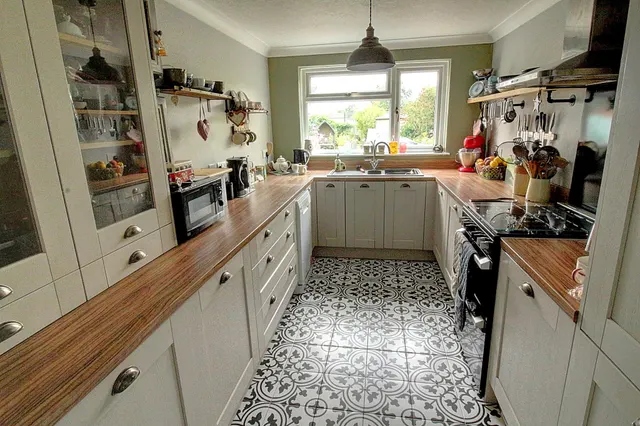 Higham Lane, Nuneaton, CV11, photo 2